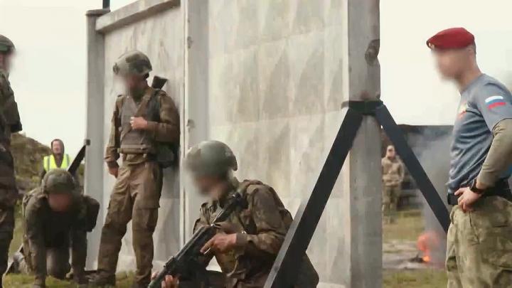 В Архангельске прошли окружные испытания на право ношения крапового берета — Архангельск Сейчас