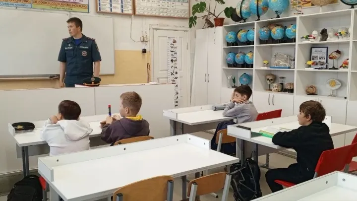 Сотрудники МЧС провели профилактическое занятие и эвакуацию в Соловецкой школе — Архангельск Сейчас
