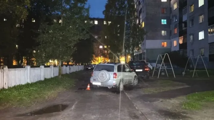 В Архангельске водитель Toyota на тротуаре сбил 3-летнего мальчика на самокате — Архангельск Сейчас