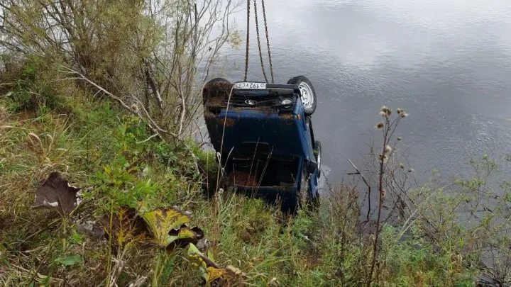 В Котласском округе из воды подняли затонувший ВАЗ, поиски водителя продолжаются — Архангельск Сейчас