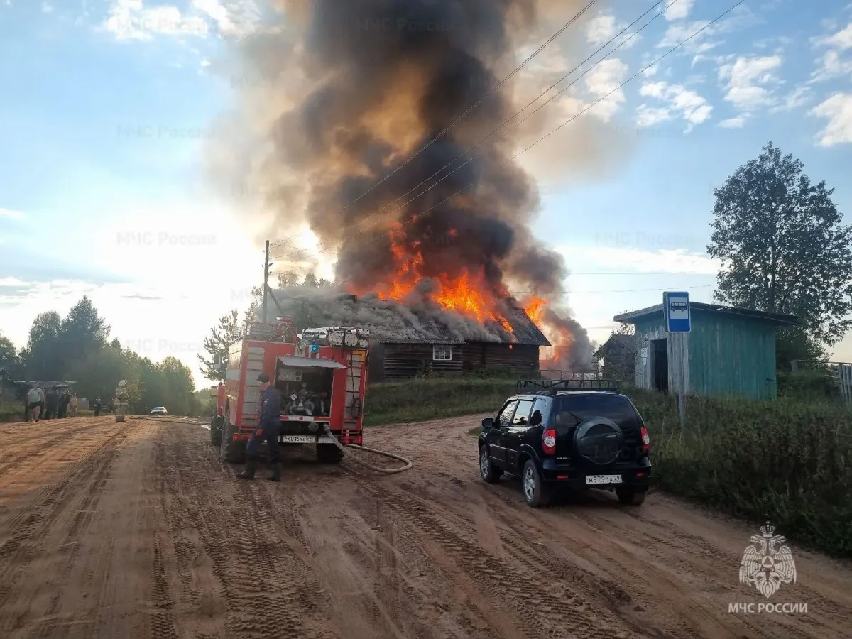 Пожар в деревне Шотова повредил жилой дом, соседний дом и баню