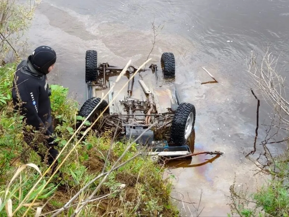 В Котласском округе из воды подняли затонувший ВАЗ, поиски водителя продолжаются