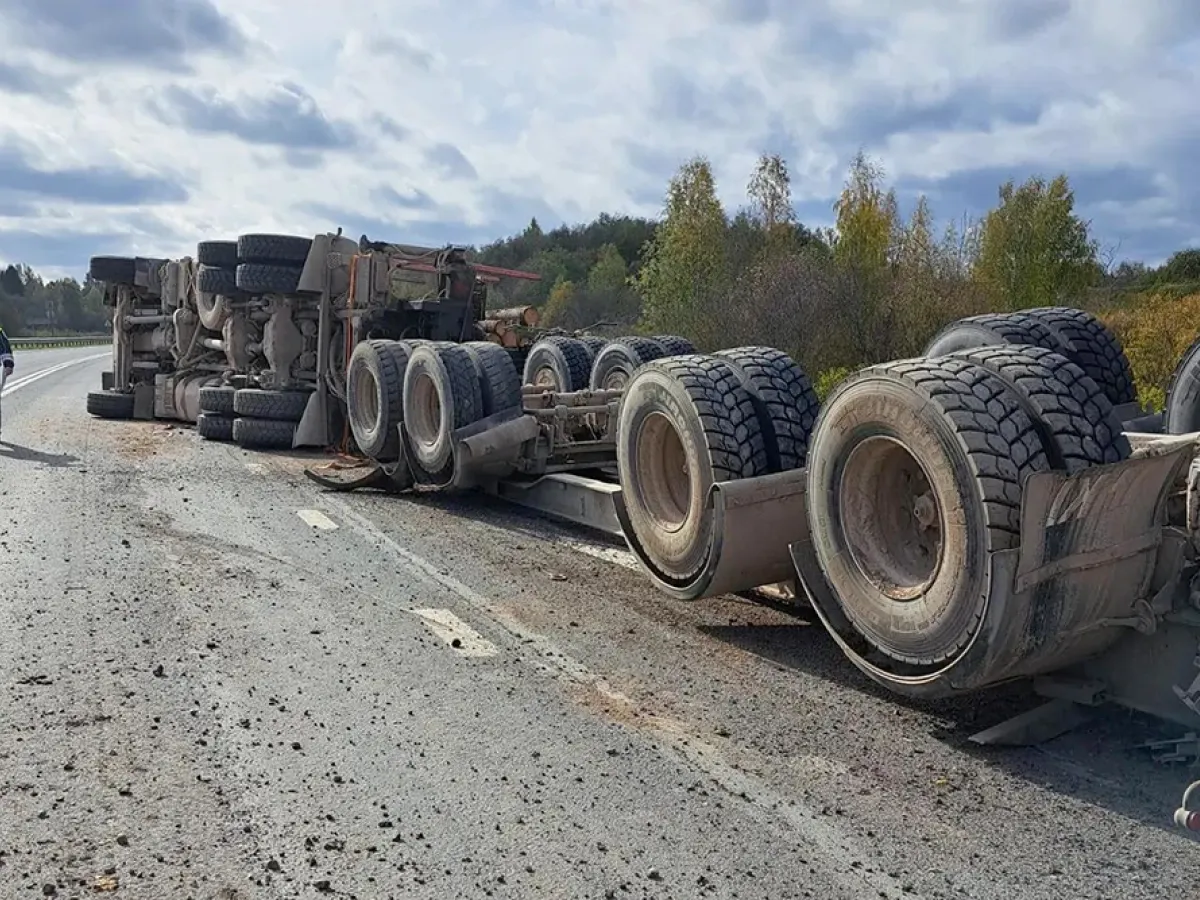 В Шенкурском округе лесовоз опрокинулся на трассе М-8 у села Ровдино