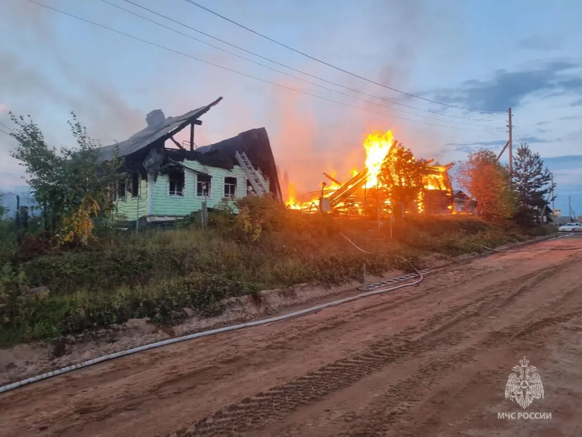 Пожар в деревне Шотова повредил жилой дом, соседний дом и баню