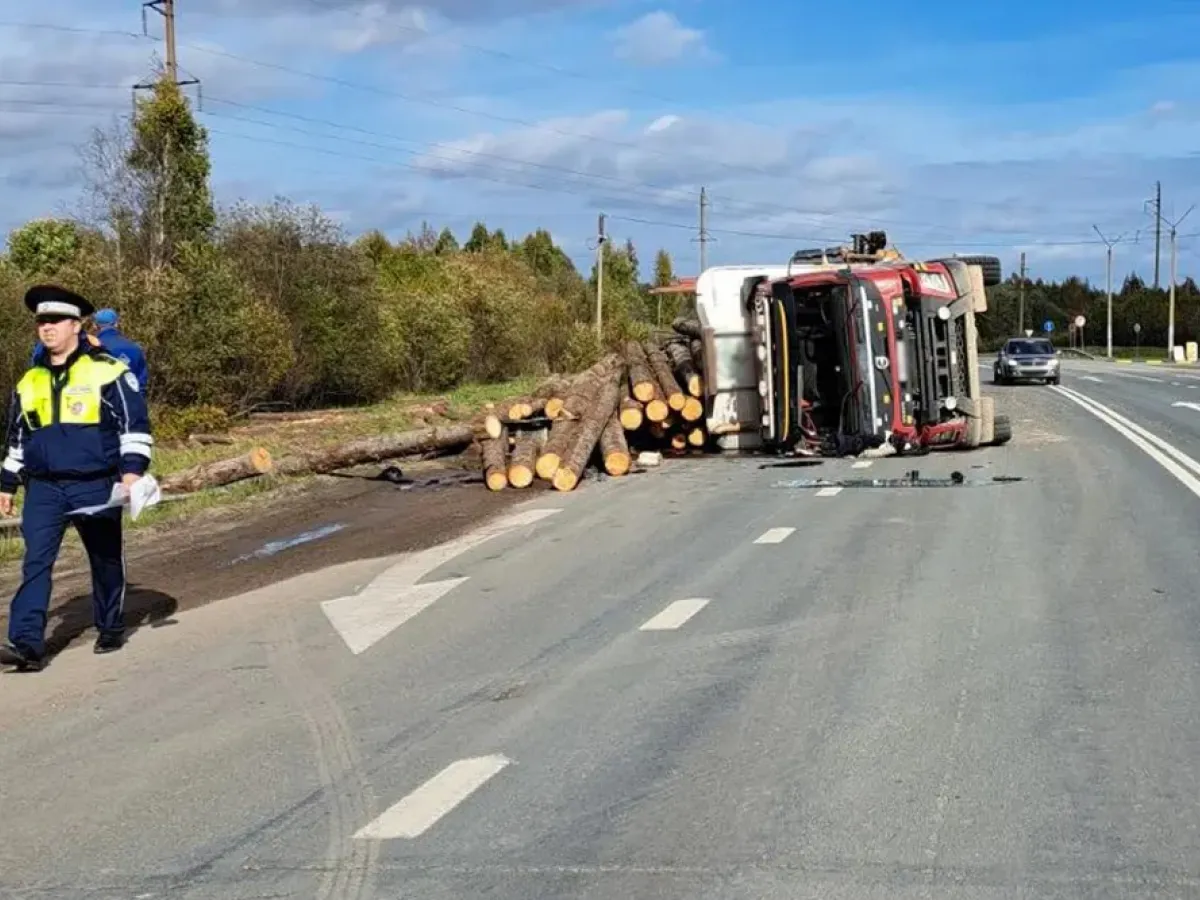 В Шенкурском округе лесовоз опрокинулся на трассе М-8 у села Ровдино