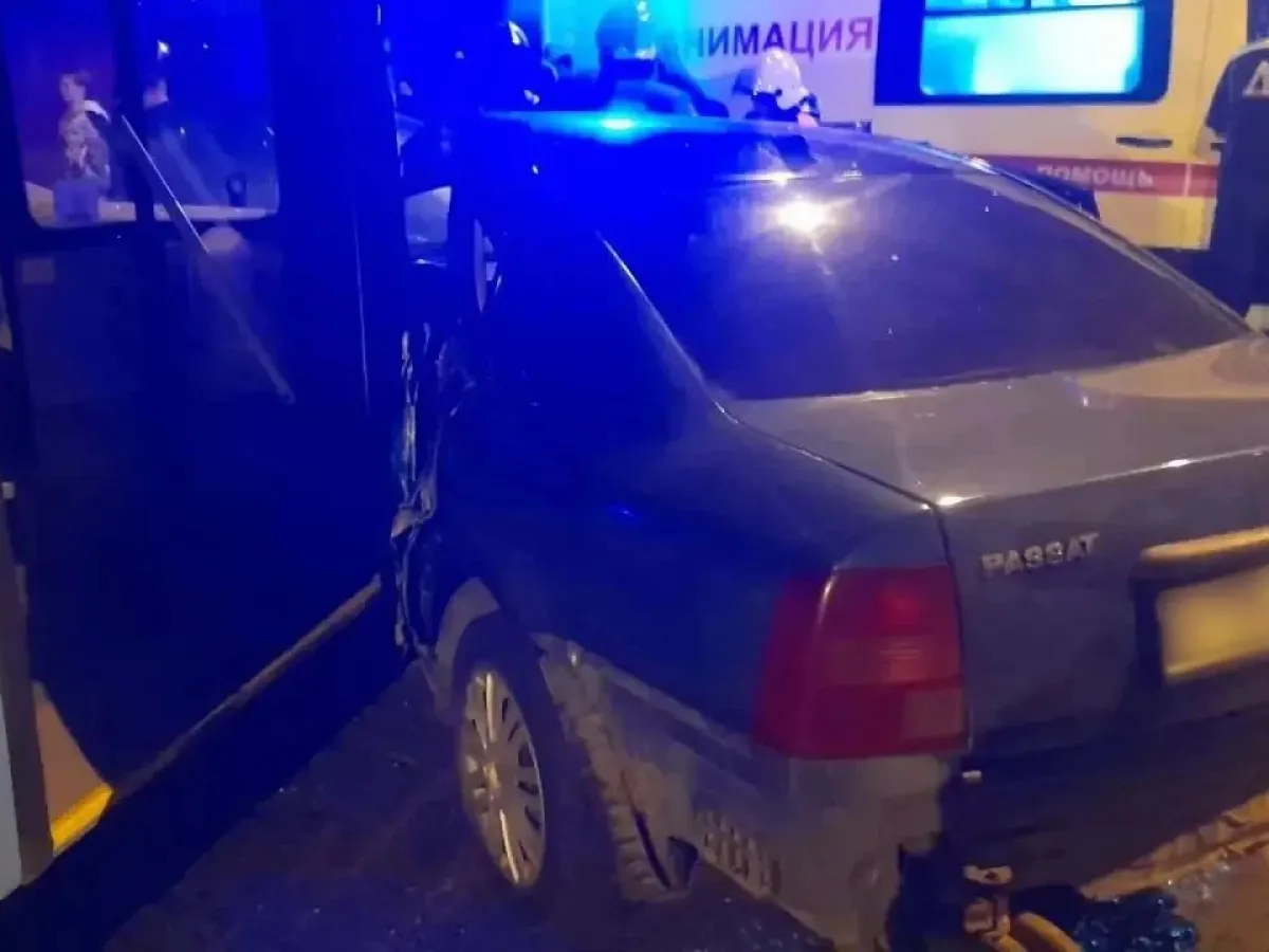 В Архангельске автомобиль столкнулся с автобусом, пострадали два человека