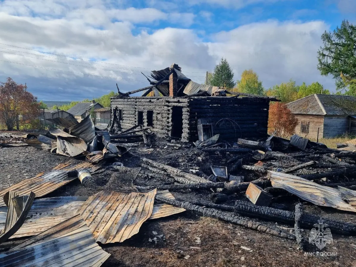 Пожар в деревне Шотова повредил жилой дом, соседний дом и баню