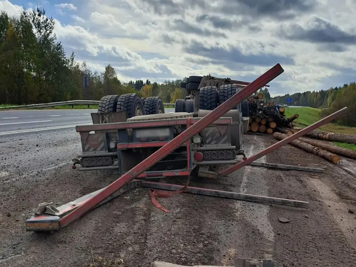 В Шенкурском округе лесовоз опрокинулся на трассе М-8 у села Ровдино