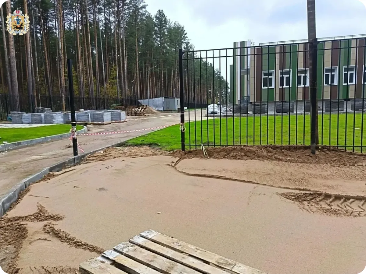 На площадке школы в деревне Горка Муравьевская продолжается благоустройство территории