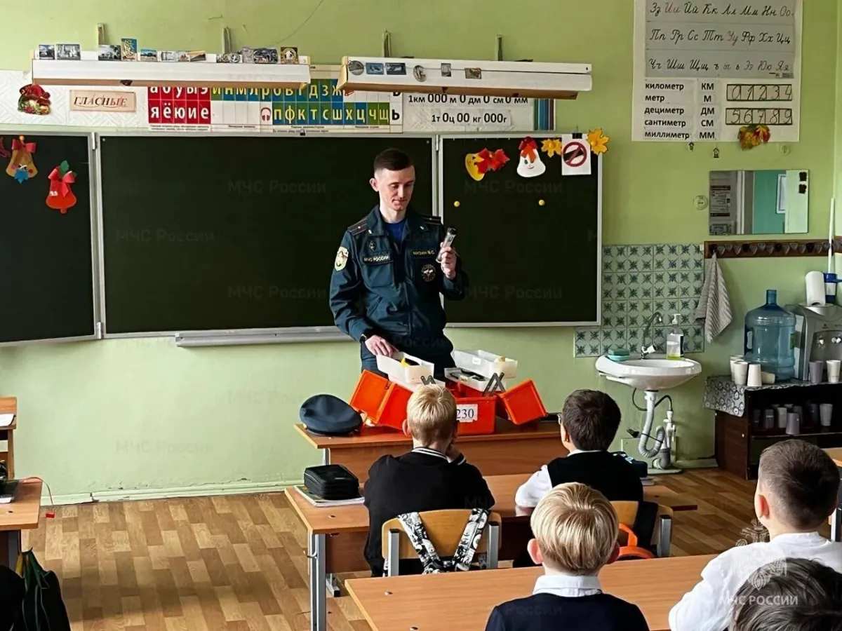 Дознаватель МЧС провёл для школьников занятие о переносной экспертно-криминалистической лаборатории