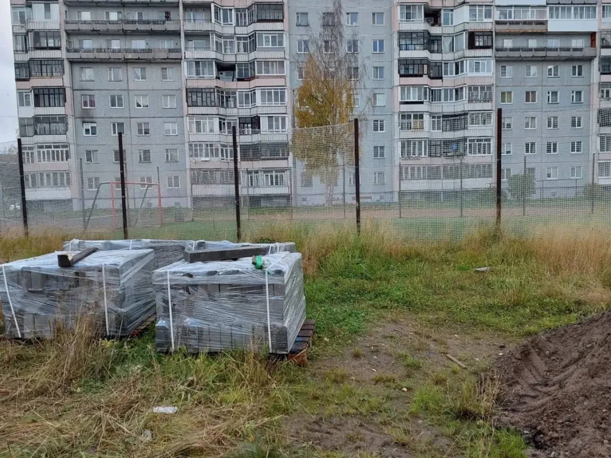 Во дворе на проспекте Ломоносова в Архангельске начали обустраивать мини-скве?