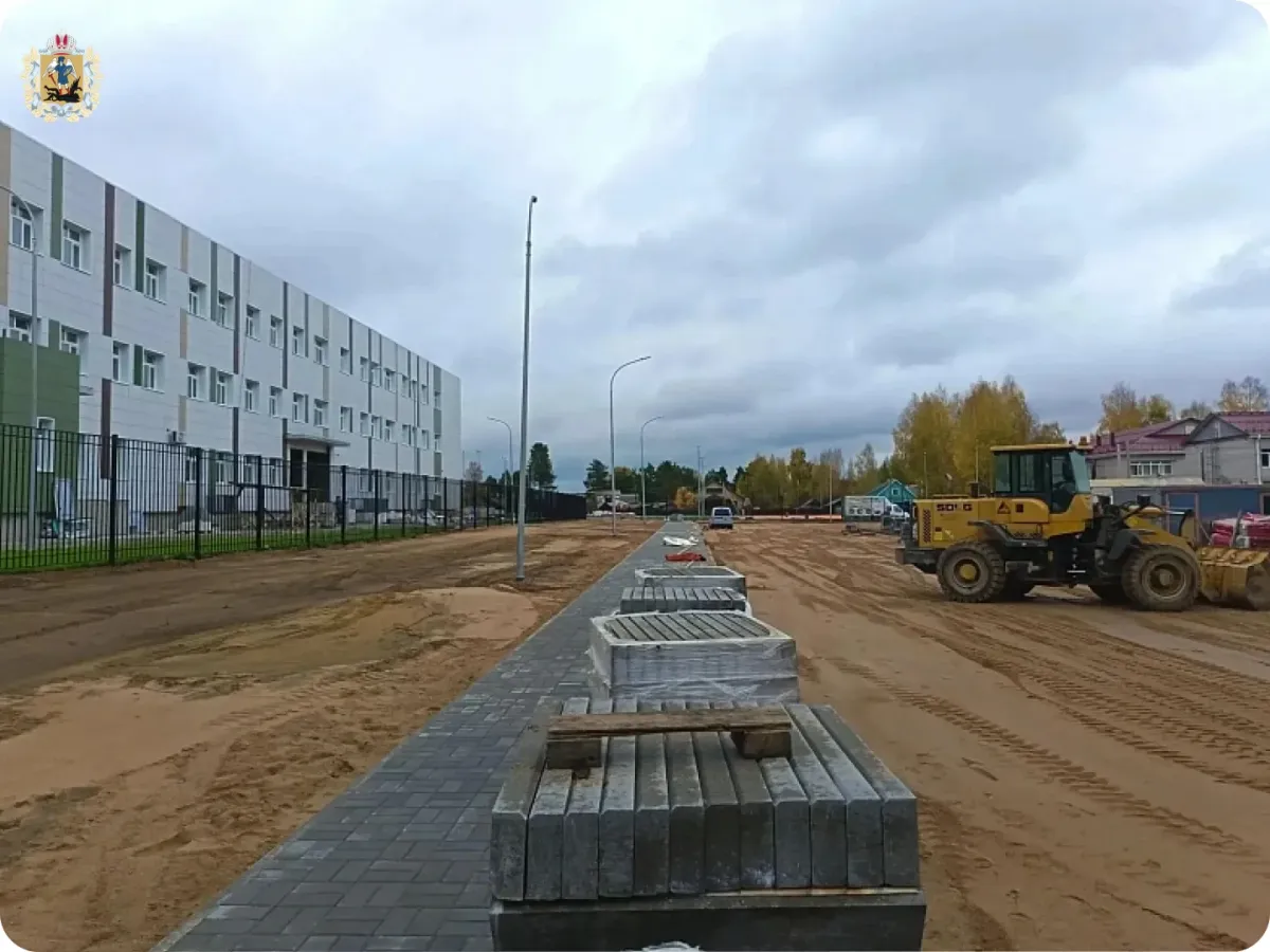 На площадке школы в деревне Горка Муравьевская продолжается благоустройство территории