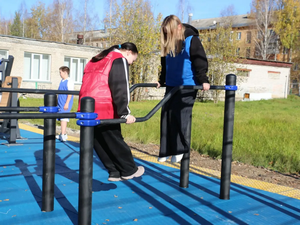 В Мирном открыли «умную» спортивную площадку у школы №2