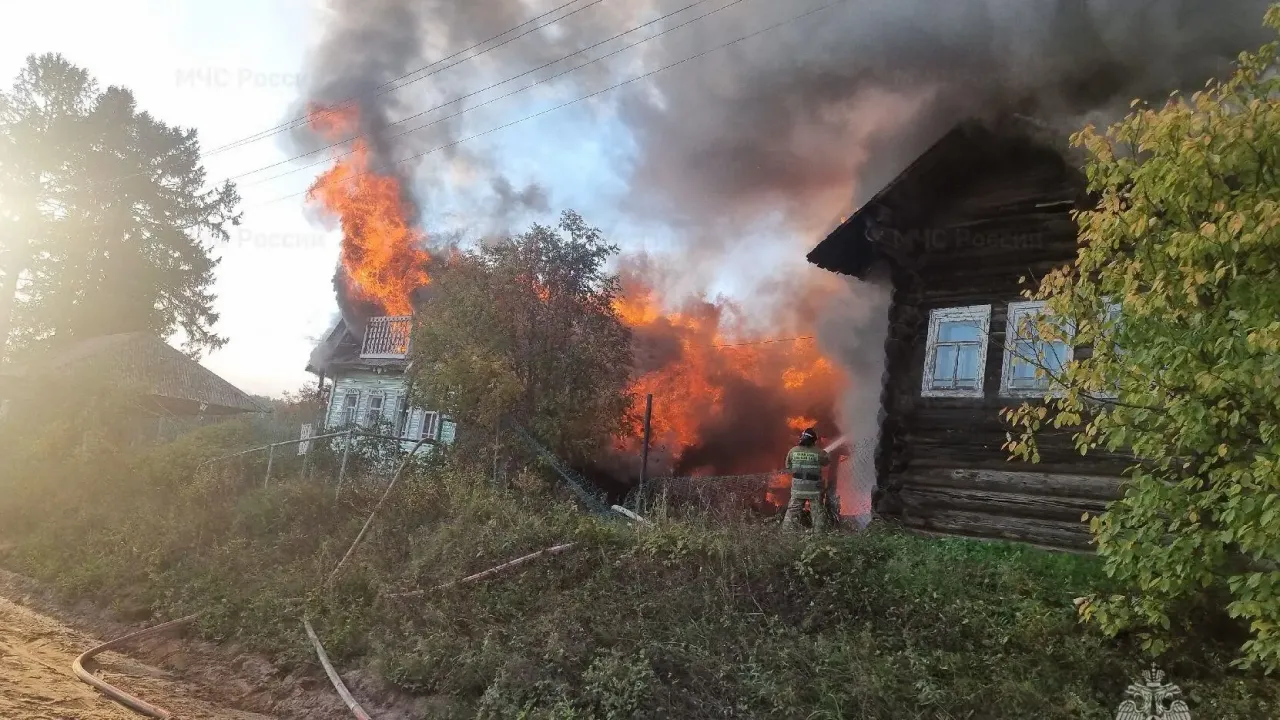 Пожар в деревне Шотова повредил жилой дом, соседний дом и баню — Архангельск Сейчас