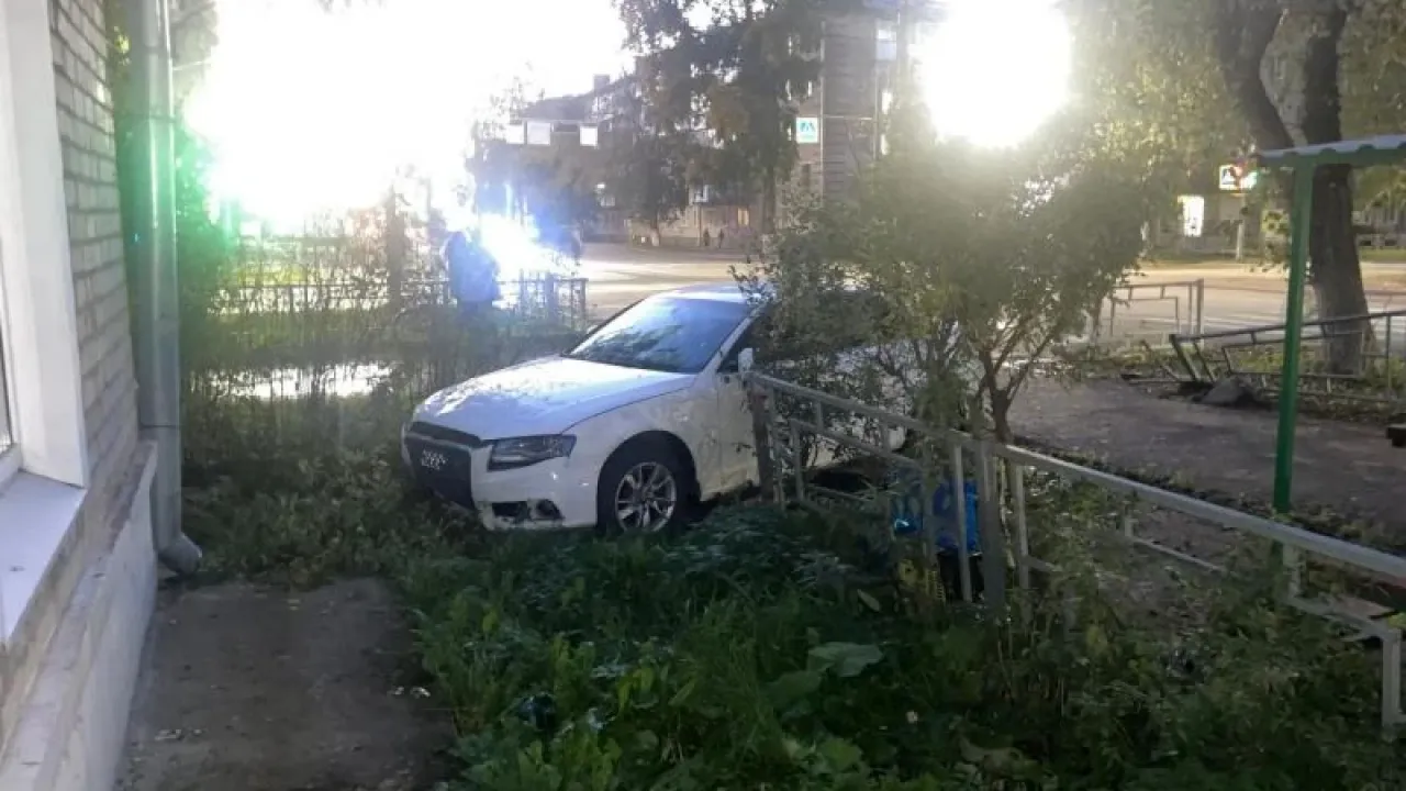 В Котласе водитель Audi врезался в Mazda и металлическое ограждение — Архангельск Сейчас