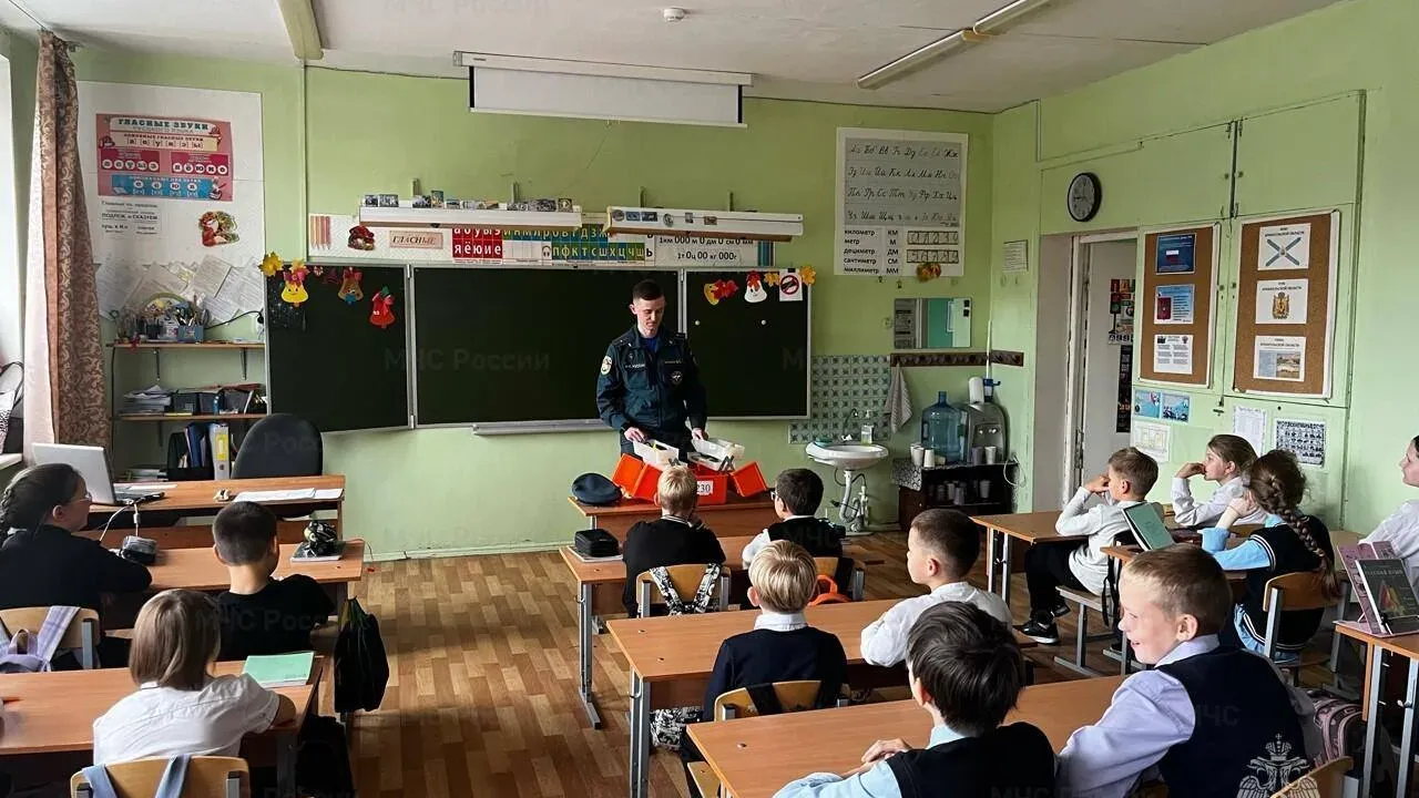 Дознаватель МЧС провёл для школьников занятие о переносной экспертно-криминалистической лаборатории — Архангельск Сейчас