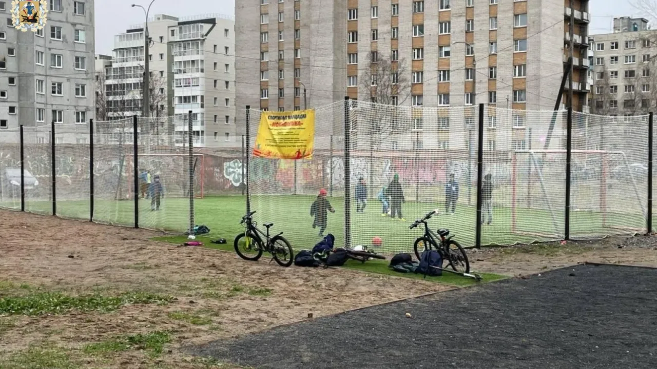 Во дворе на проспекте Ломоносова в Архангельске начали обустраивать мини-скве? — Архангельск Сейчас