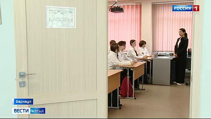 В школах Алтайского края уроки начались с обновлённого курса «Разговоры о важном» — Барнаул Сейчас
