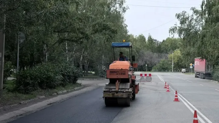 В Барнауле дорожная служба ремонтирует проезжие части и тротуары — Барнаул Сейчас