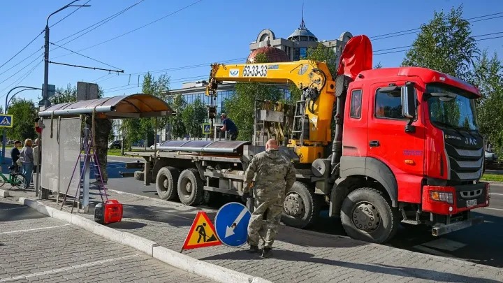 На проспекте Ленина в Барнауле началась подготовка к обновлению остановочных павильонов — Барнаул Сейчас