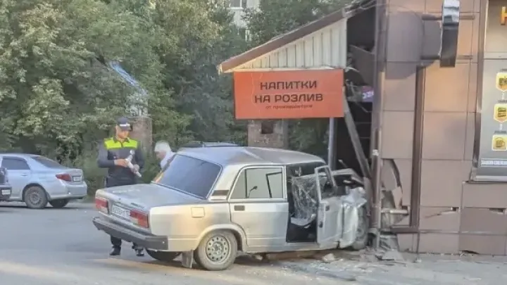 В Барнауле пьяный водитель без прав врезался в магазин на проспекте Коммунаров — Барнаул Сейчас