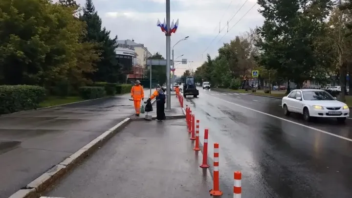 В Барнауле продолжаются плановые работы по покосу травы и благоустройству улиц — Барнаул Сейчас