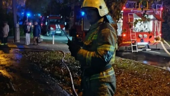 В Барнауле пожар на Никитина удалось локализовать без перехода на соседние дома — Барнаул Сейчас