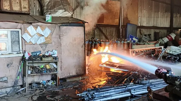 В Барнауле ликвидировали пожар в одноэтажном здании на улице Советской Армии — Барнаул Сейчас