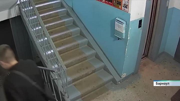 В Алтайском крае задержали подозреваемого в хищении 480 тысяч у пенсионерки — Барнаул Сейчас