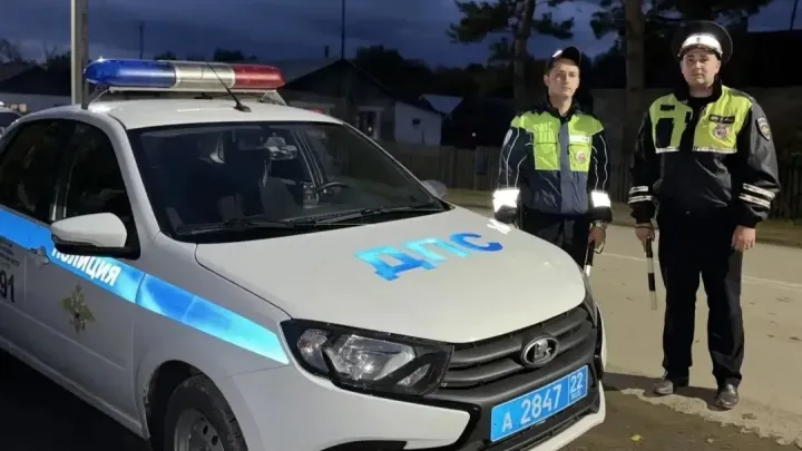 В Змеиногорске сотрудники Госавтоинспекции вынесли мужчину из горящего дома — Барнаул Сейчас