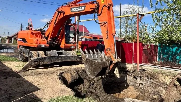 На проезде Горьковском устраняют повреждение водопровода — Барнаул Сейчас