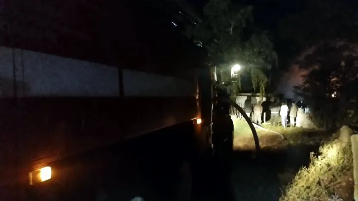 При пожаре в надворных постройках спасены два человека — Барнаул Сейчас