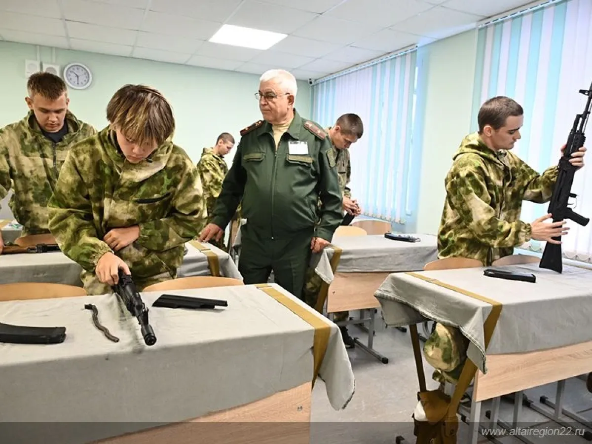 Виктор Томенко посетил центр «Авангард» в Тальменском районе