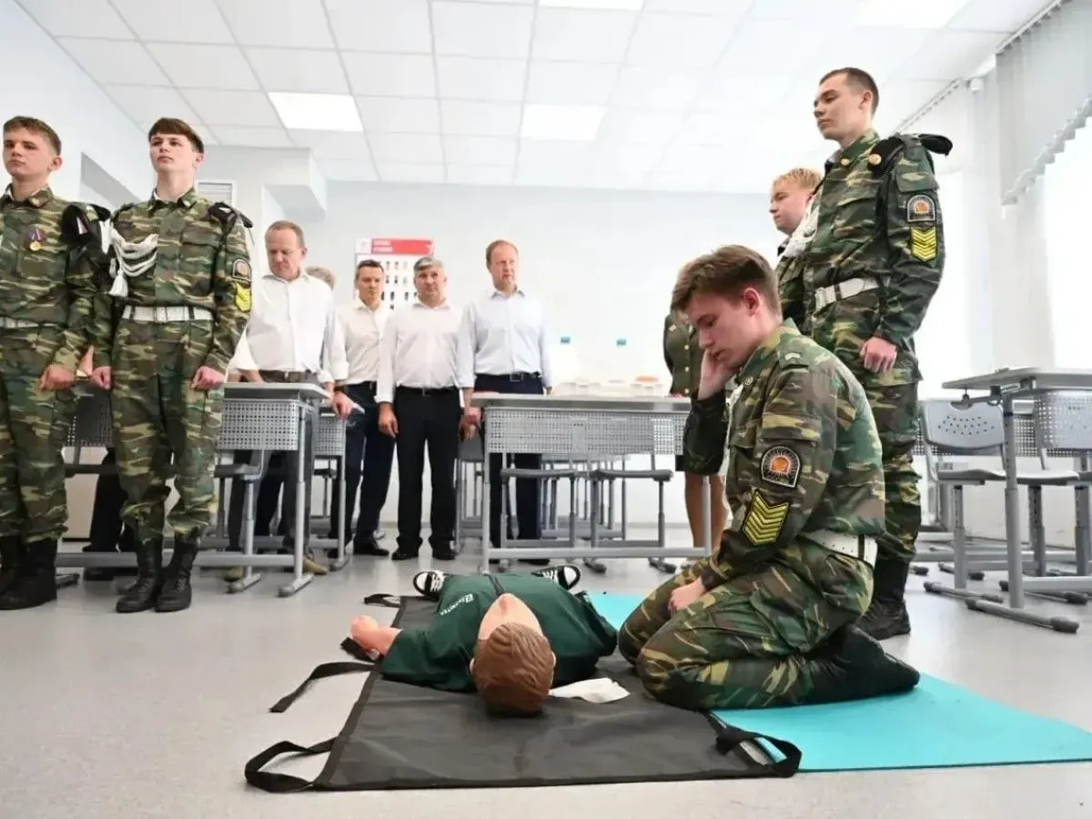 В Рубцовске губернатор посетил обновленную кадетскую школу №2
