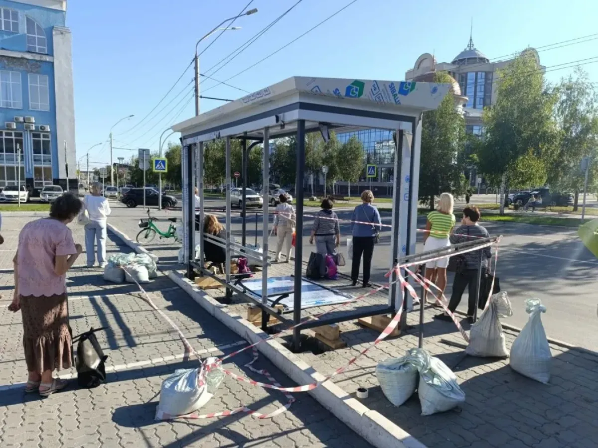 На проспекте Ленина в Барнауле продолжают устанавливать новые остановочные павильоны