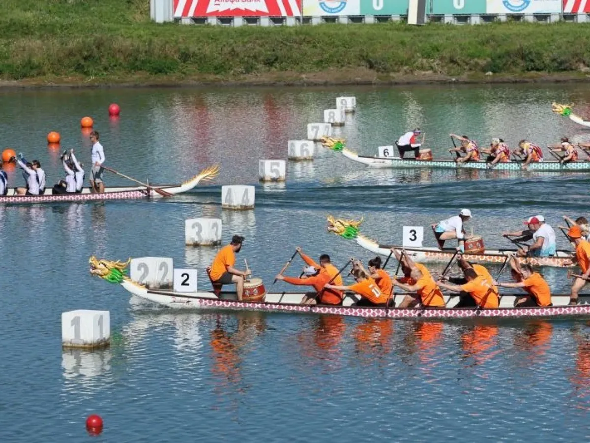 В Барнауле более 400 спортсменов разыграли награды чемпионата края по гребле на лодках «Дракон»