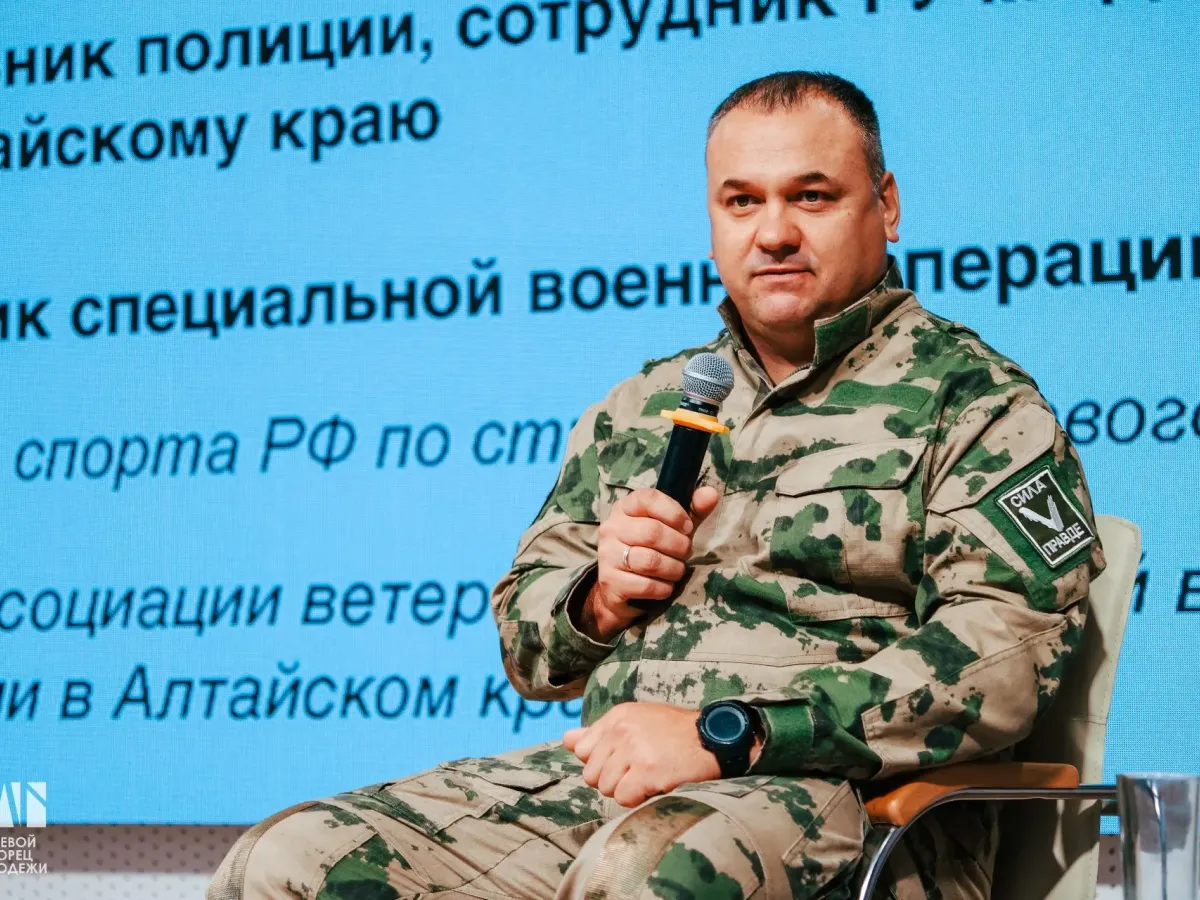 В Барнауле студенты встретились с участником СВО в рамках проекта «Кино с Героем»