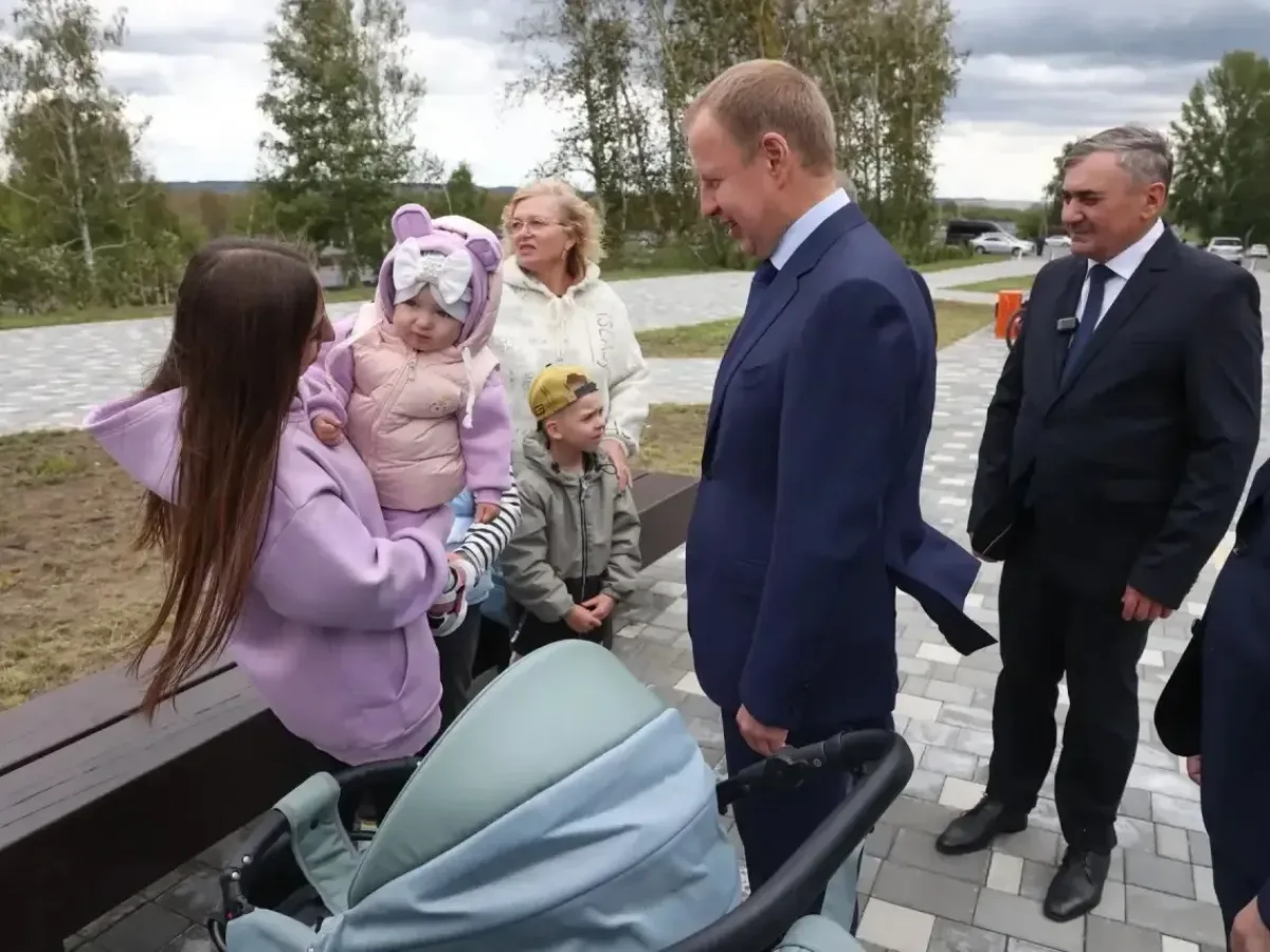 Губернатор Виктор Томенко оценил развитие производства и общественных пространств Заринска