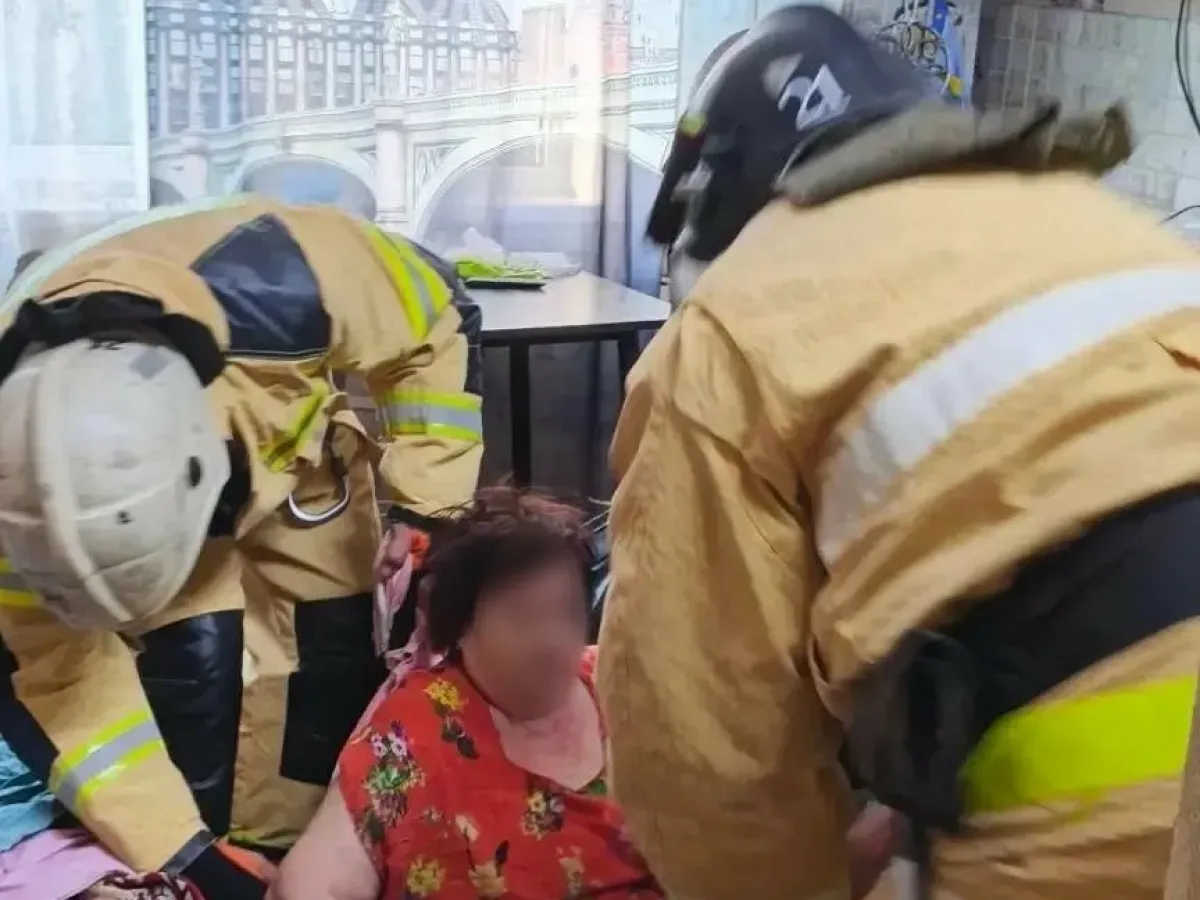 В Бийске спасатели помогли госпитализировать тяжелобольную пенсионерку