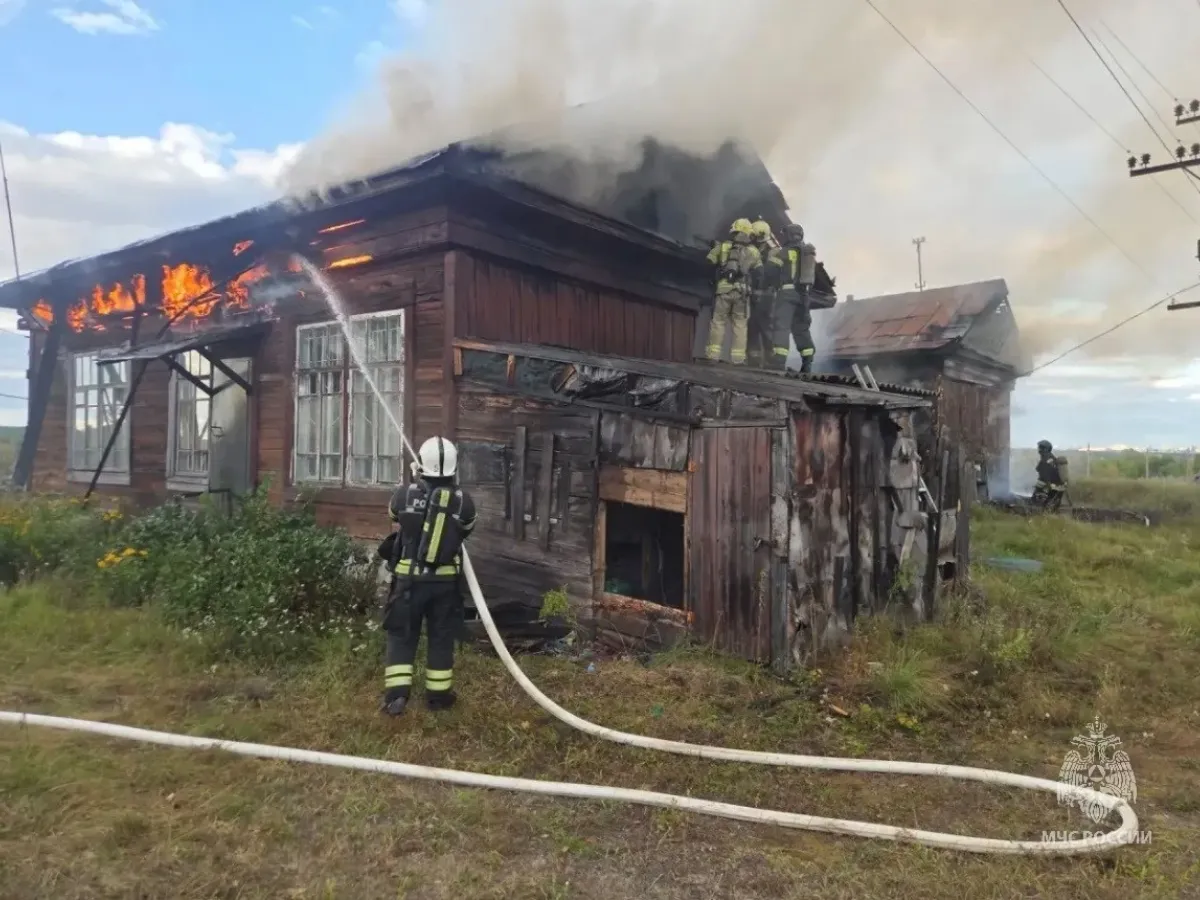 В Барнауле ликвидируют пожар в районе станции Ползунова