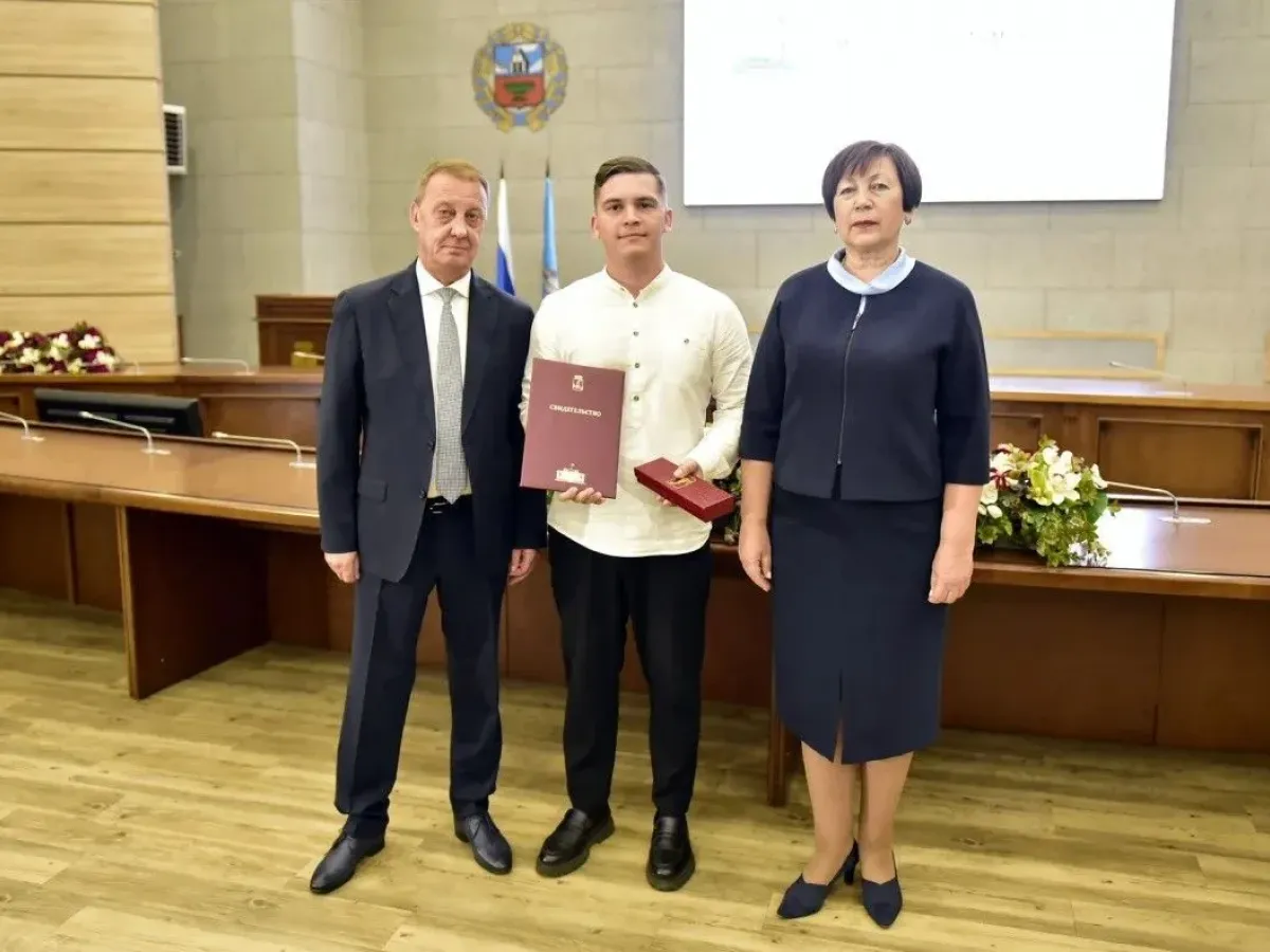 В Барнауле торжественно открыли обновленную Доску Почета «Слава и гордость Барнаула»