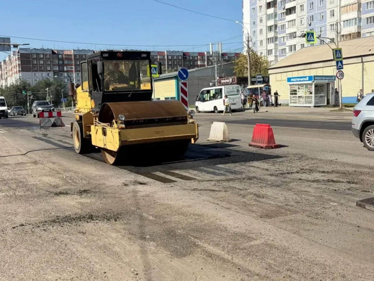 В Барнауле дорожная служба ремонтирует участки на улицах Новосибирской и Папанинцев