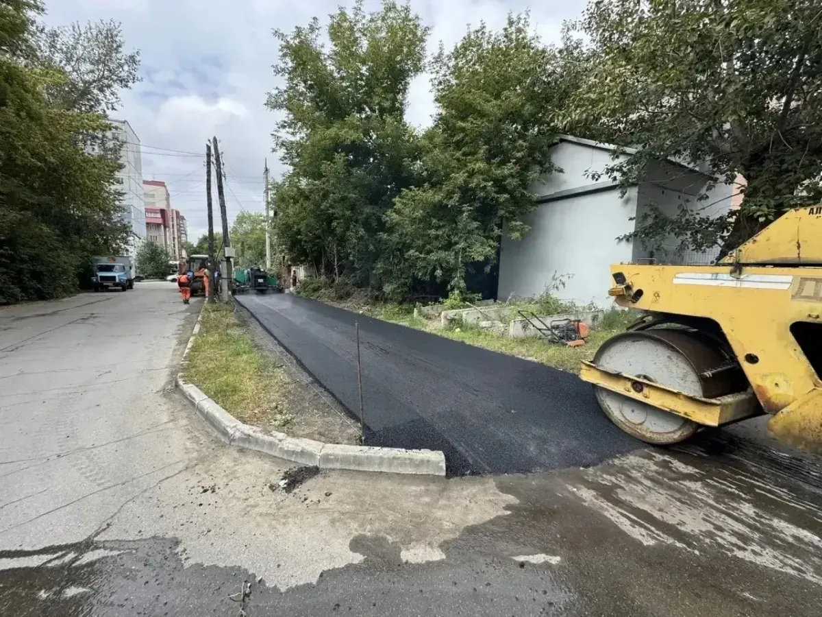 В Барнауле дорожная служба ремонтирует проезжие части и тротуары