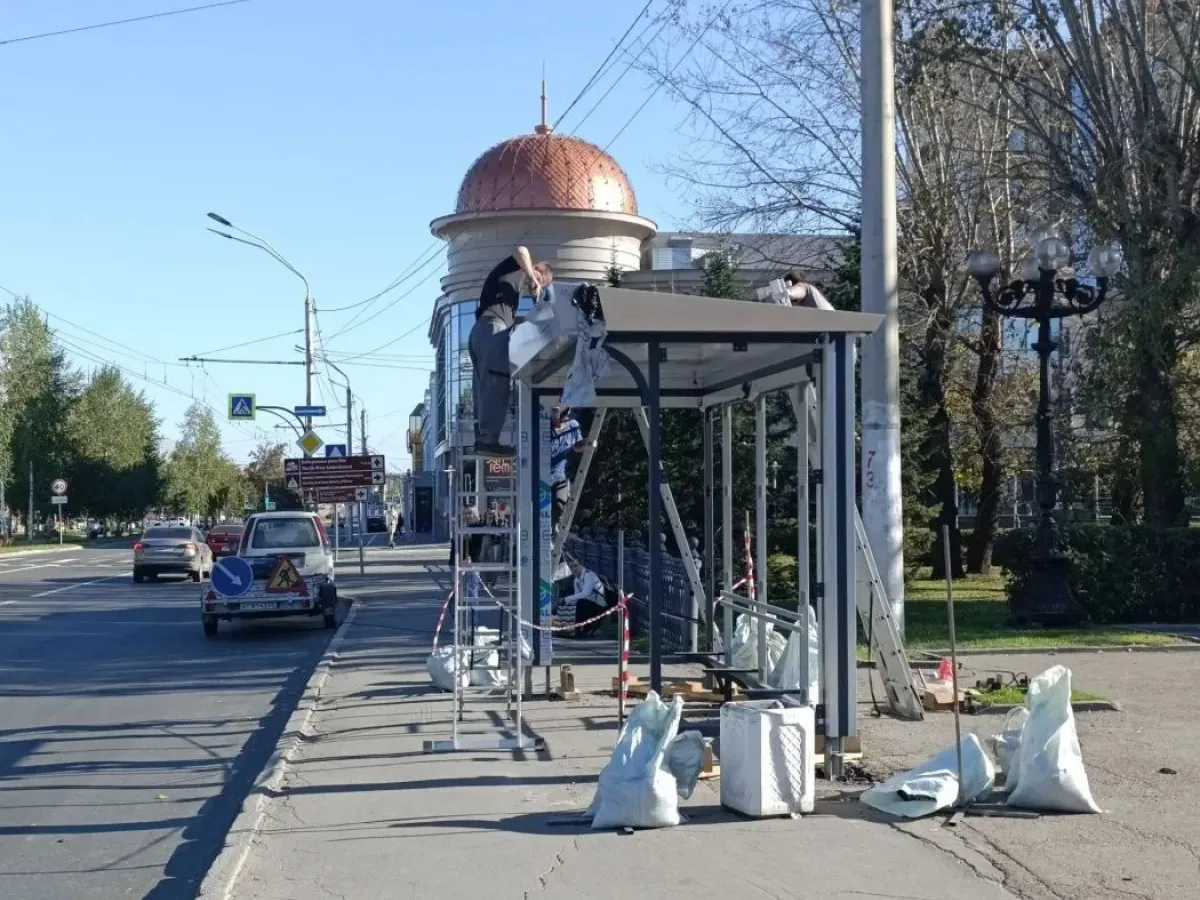 На проспекте Ленина в Барнауле продолжают устанавливать новые остановочные павильоны