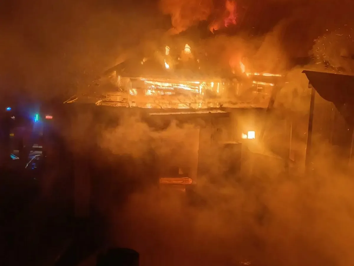 В Барнауле пожар на Никитина удалось локализовать без перехода на соседние дома
