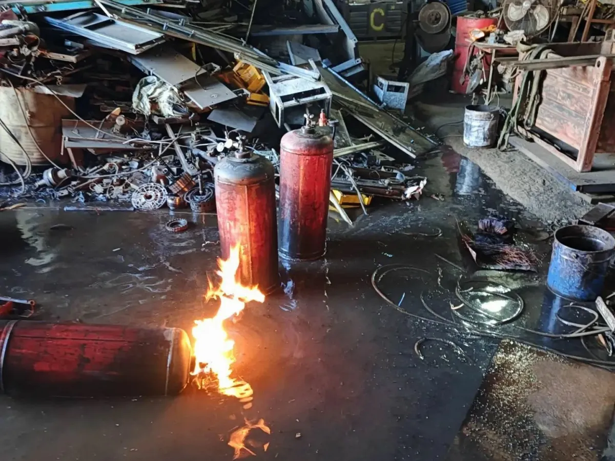 В Барнауле ликвидировали пожар в одноэтажном здании на улице Советской Армии