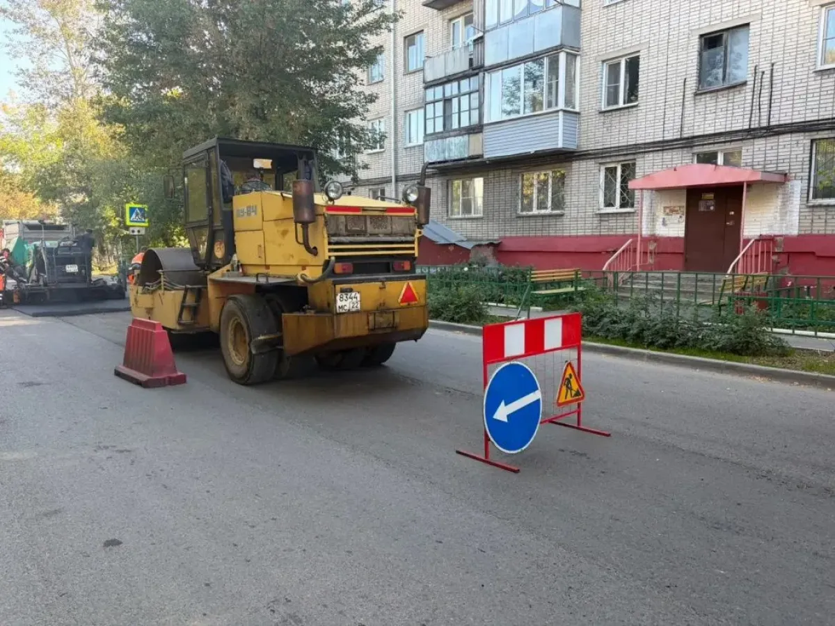 В Барнауле дорожная служба ремонтирует участки на улицах Новосибирской и Папанинцев