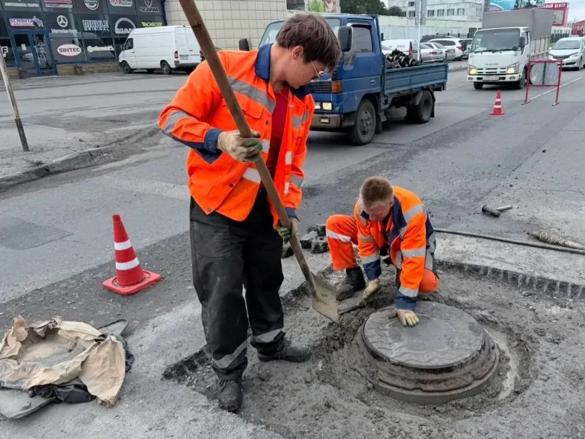 В Барнауле дорожная служба ремонтирует проезжие части и тротуары