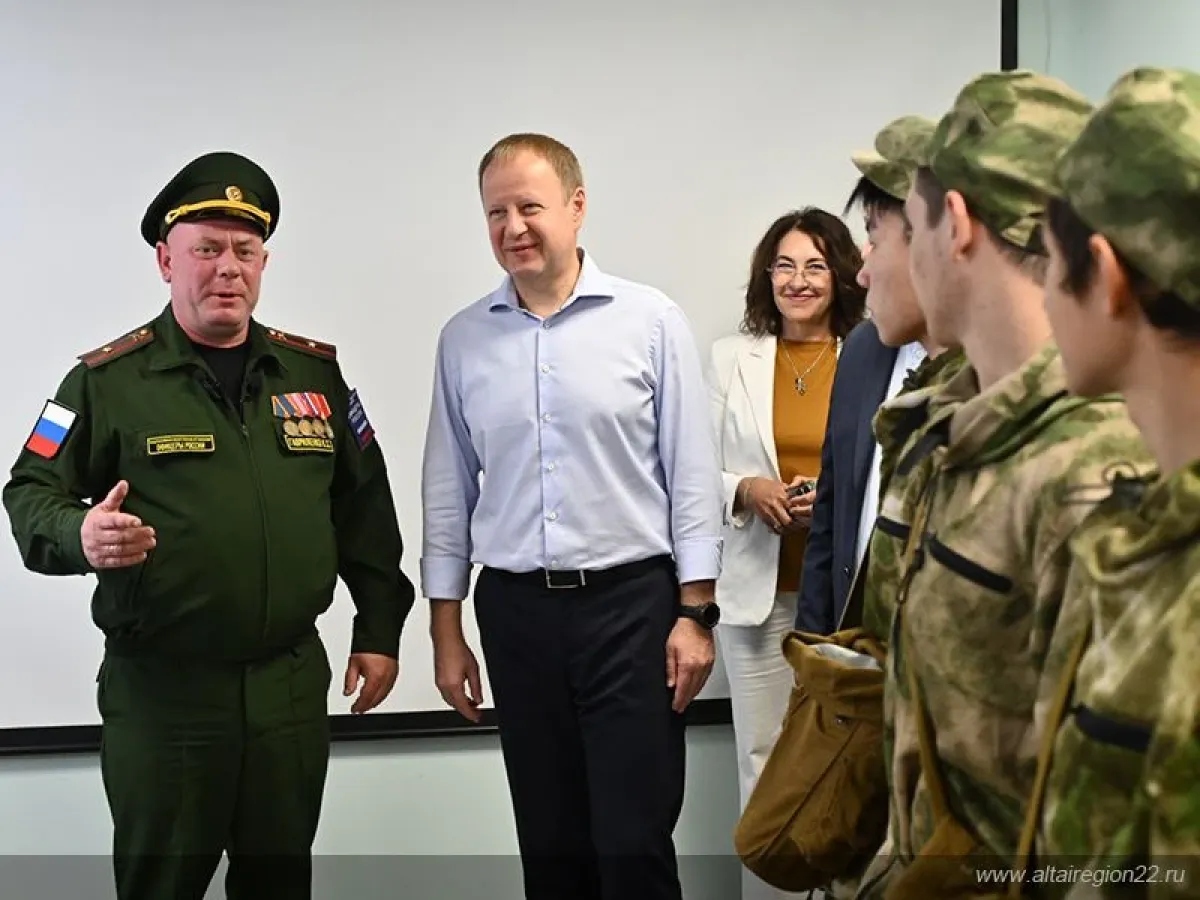 Виктор Томенко посетил центр «Авангард» в Тальменском районе