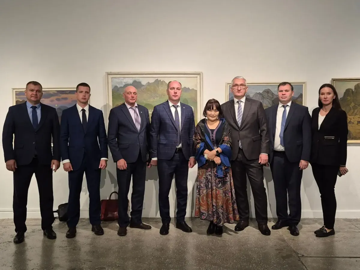 Делегация Алтайского края посетила выставку работ Фёдора Торхова в Улан-Баторе